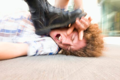 Gefährliche Körperverletzung – gefährliches Werkzeug bei wuchtigem Tritt mit Turnschuh